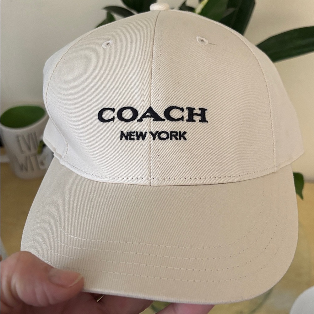 Coach 🆕 Embroidered Baseball Hat
New with tags unused chalk color